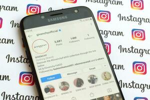 gegeven officieel instagram account Aan smartphone scherm Aan papier instagram spandoek. foto