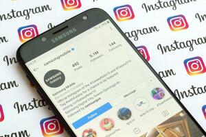 Samsung mobiel officieel instagram account Aan smartphone scherm Aan papier instagram spandoek. foto