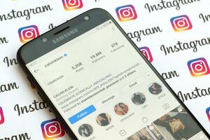 Calvin klein officieel instagram account Aan smartphone scherm Aan papier instagram spandoek. foto