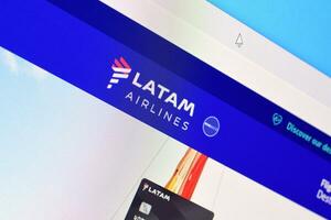 Startpagina van latam luchtvaartmaatschappijen website Aan de Scherm van pc, url - latam.com. foto