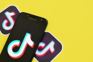 tiktok logo Aan Samsung smartphone scherm Aan geel achtergrond. tiktok is een populair video delen sociaal netwerken onderhoud eigendom door bytedance foto