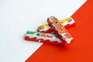 kinder klein chocola bars gemaakt door Ferrero spa. kinder is een banketbakkerij Product merk lijn van Italiaans multinational fabrikant Ferrero foto