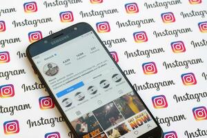 de rots officieel instagram account Aan smartphone scherm Aan papier instagram spandoek. foto