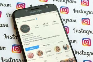 Victoria's geheim officieel instagram account Aan smartphone scherm Aan papier instagram spandoek. foto