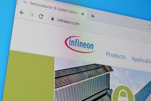 Startpagina van infineon website Aan de Scherm van pc, url - infineon.com. foto