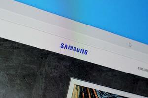 Startpagina van Samsung website Aan de Scherm van pc, url - samsung.com. foto