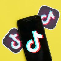 tiktok logo Aan Samsung smartphone scherm Aan geel achtergrond. tiktok is een populair video delen sociaal netwerken onderhoud eigendom door bytedance foto