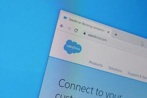 Startpagina van verkoopsteam website Aan de Scherm van pc, url - salesforce.com. foto