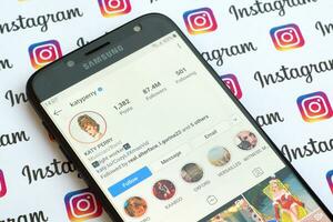 katy perry officieel instagram account Aan smartphone scherm Aan papier instagram spandoek. foto