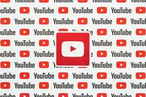 youtube logo sticker Aan patroon gedrukt Aan papier met klein youtube logos en inscripties. youtube is google dochteronderneming en Amerikaans meest populair video delen platform foto
