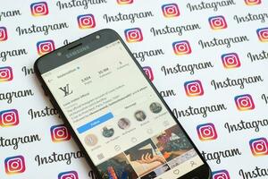 louis vuitton officieel instagram account Aan smartphone scherm Aan papier instagram spandoek. foto