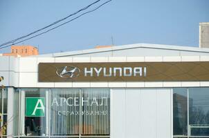 Charkov, Oekraïne - oktober 20, 2019 logotype van hyundai corporatie over- blauw lucht. hyundai is zuiden Korea automotive fabrikant foto