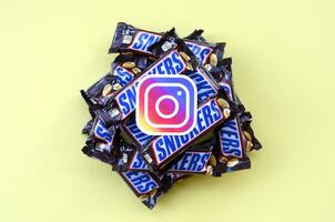 instagram papier logo Aan veel grinnikt chocola gedekt wafel bars in bruin inpakken. reclame chocola Product in instagram sociaal netwerk en wereld breed web foto