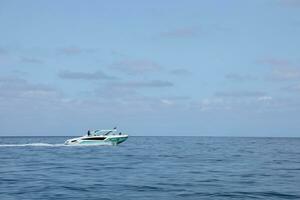 antalya, kalkoen - mei 15, 2021 luxueus opblaasbaar rib snelheid boot cruisen in middellandse Zee diep zee foto