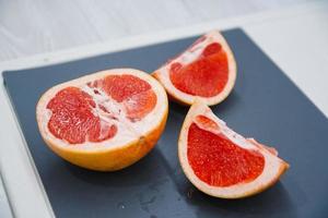 gesneden grapefruit op de keukentafel foto