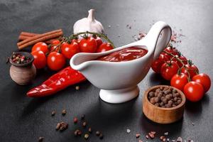 rode saus of ketchup in een kom en ingrediënten om te koken foto