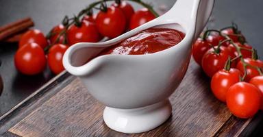 rode saus of ketchup in een kom en ingrediënten om te koken foto