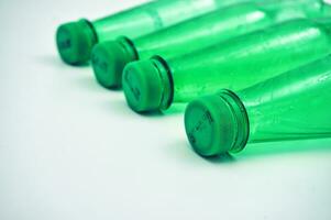 groen huisdier plastic fles in wit achtergrond foto