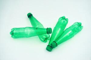 groen huisdier plastic fles in wit achtergrond foto