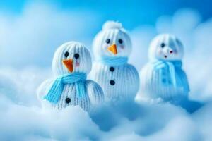 drie sneeuwmannen zijn staand in de sneeuw. ai-gegenereerd foto