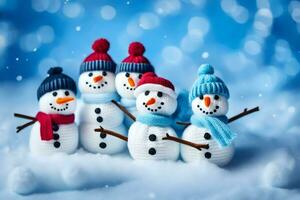 sneeuwmannen in hoeden en sjaals zijn staand in de sneeuw. ai-gegenereerd foto