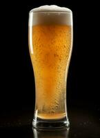 een glas van verkoudheid vers bier met pet van schuim. plons van schuim met smakelijk Amerikaans bier. bier dag concept door ai gegenereerd foto