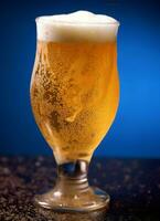 een glas van verkoudheid vers bier met pet van schuim. plons van schuim met smakelijk Amerikaans bier. bier dag concept door ai gegenereerd foto