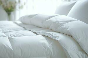 mooi luxe comfortabel wit hoofdkussen en deken Aan bed decoratie. luxe wit naar beneden dekbed concept door ai gegenereerd foto