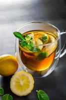 thee met citroen en munt in doorzichtige beker