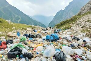 milieu probleem plastic vuilnis of uitschot in de berg van globaal opwarming. verontreiniging concept door ai gegenereerd foto