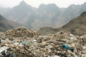 milieu probleem plastic vuilnis of uitschot in de berg van globaal opwarming. verontreiniging concept door ai gegenereerd foto