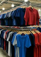 rij van modieus polo t-shirts voor Mens Aan houten hanger of rek in een kleding winkel kleinhandel winkel concept door ai gegenereerd foto