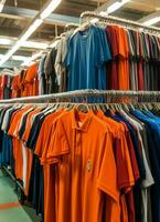 rij van modieus polo t-shirts voor Mens Aan houten hanger of rek in een kleding winkel kleinhandel winkel concept door ai gegenereerd foto