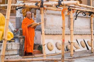 monniken in thailand lezen boeken foto