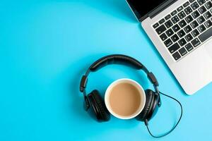 muziek- of podcast achtergrond met elektronisch apparaten, koptelefoon, koffie en laptop Aan kantoor bureau concept door ai gegenereerd foto