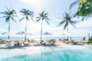 abstract vervagen bed zwembad rond zwembad in luxe hotelresort voor achtergrond - vakantie en vakantie concept