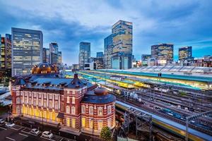 skyline van de stad tokyo op treinstation foto