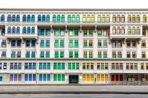 kleurrijke luiken van het oude gebouw foto