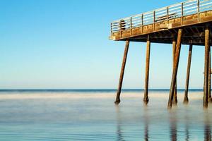 oude pier op het strand. foto