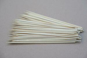 stapel van houten bamboe spiesjes , gebruikt voor scheeftrekken stukken van voedsel samen voor rooster of maken barbecue. concept , natuurlijk keuken gebruiksvoorwerpen. foto