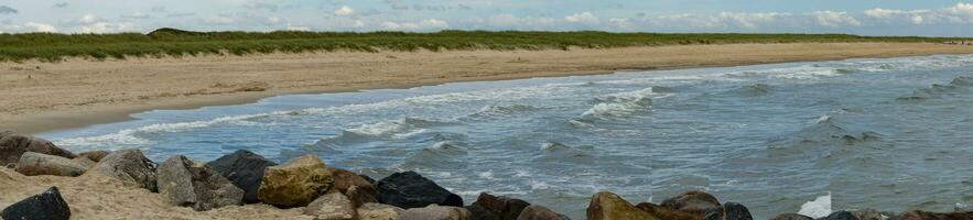 impressies van de eindeloos strand Bij de noordelijk zee in blavand Denemarken foto