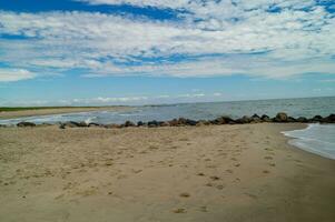 impressies van de eindeloos strand Bij de noordelijk zee in blavand Denemarken foto