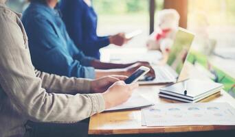 zakenvrouw hand bezig met slimme telefoon en laptop computer foto