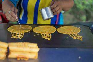 stappen voor maken pannenkoek broodjes vla buitenshuis maken meerdere klein pannekoeken Bij de dezelfde tijd. foto