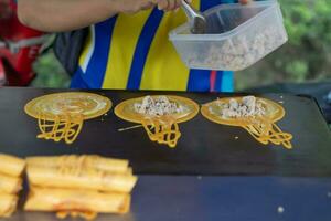 stappen voor maken pannenkoek broodjes vla buitenshuis maken meerdere klein pannekoeken Bij de dezelfde tijd. foto