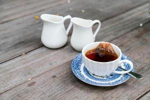 Engelse thee op de houten tafel foto