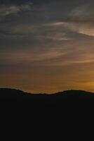 silhouet van een berg in de avond foto