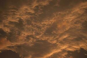 wolkenlandschap, gekleurde wolken Bij zonsondergang foto