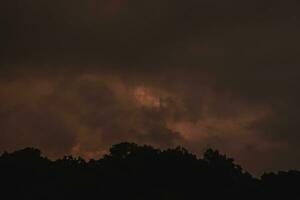 dramatische lucht met wolken bij zonsondergang foto