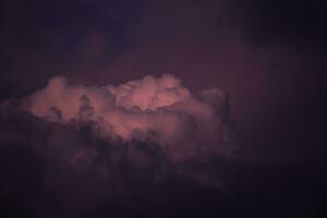 wolkenlandschap, gekleurde wolken Bij zonsondergang. foto